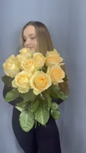 15 кремовых роз 60 см