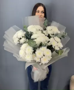 Букет из белых хризантем с эвкалиптом