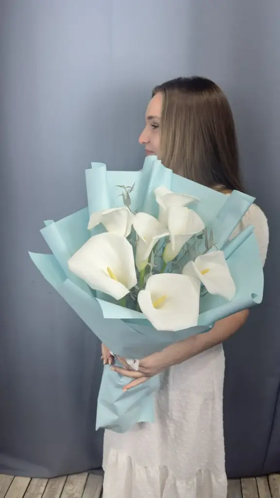 Букет из белых калл с эвкалиптом