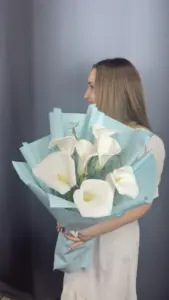 Букет из белых калл с эвкалиптом