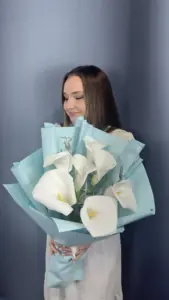 Букет из белых калл с эвкалиптом