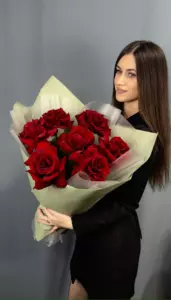 Темно-красные французские розы