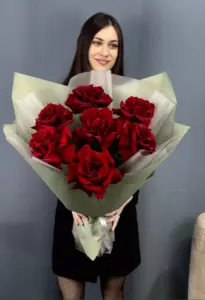 Темно-красные французские розы