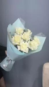 Букет из белых французских роз с эвкалиптом, 7 штук