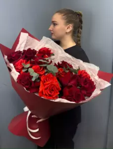 Букет из 15 ярких французских роз с эвкалиптом
