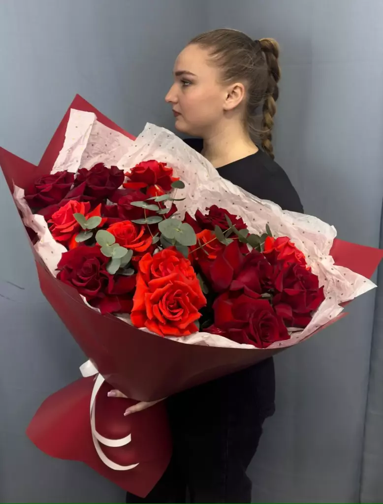 Букет из 15 ярких французских роз с эвкалиптом