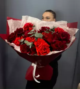 Букет из 15 ярких французских роз с эвкалиптом