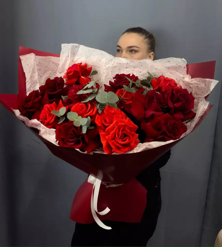 Букет из 15 ярких французских роз с эвкалиптом