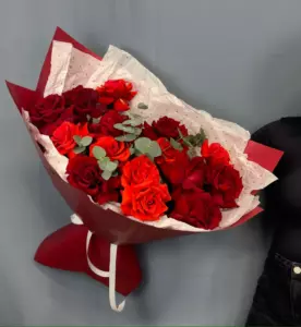 Букет из 15 ярких французских роз с эвкалиптом