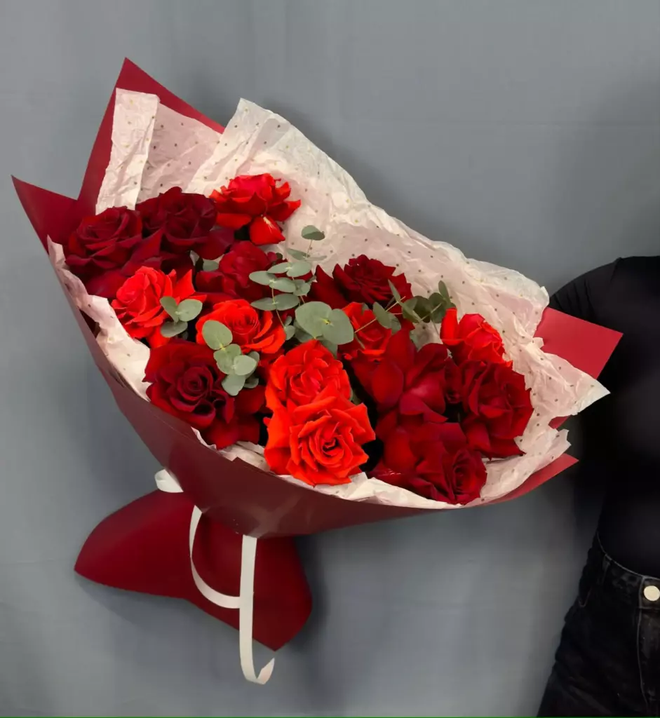 Букет из 15 ярких французских роз с эвкалиптом