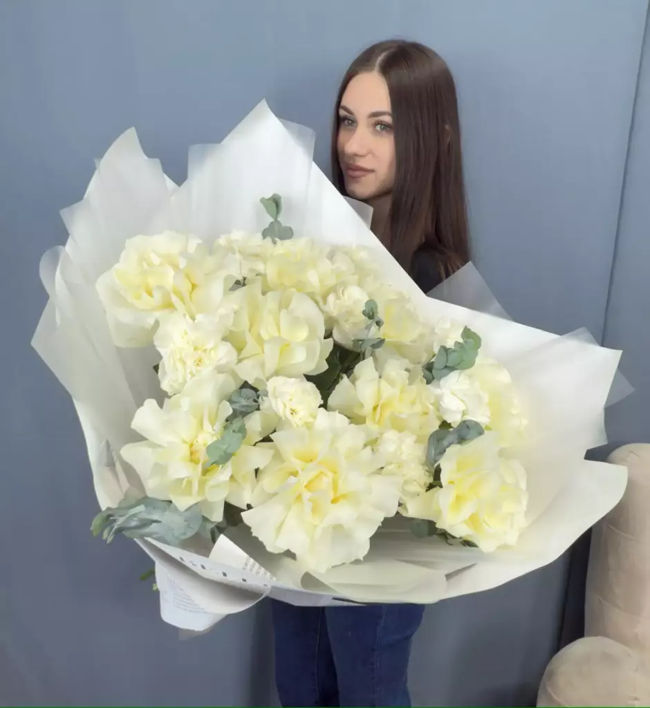 Букет из французских роз и белых диантусов