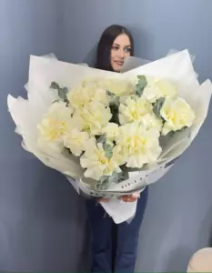 Букет из французских роз и белых диантусов