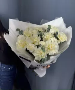 Букет из французских роз и белых диантусов