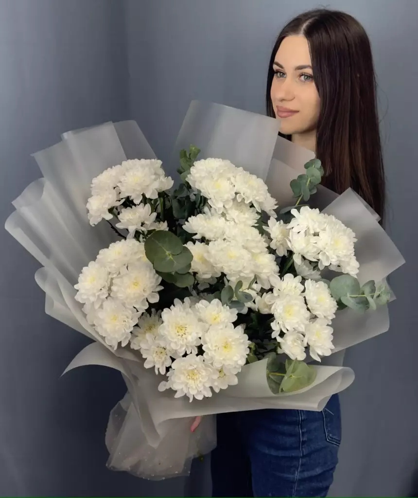 Букет из белых хризантем с эвкалиптом