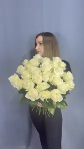 25 белых роз, 60 см