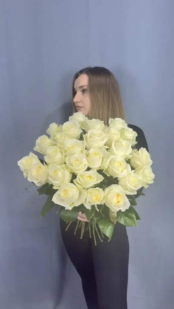25 белых роз, 60 см