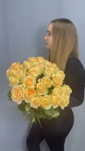 Букет из 25 кремовых роз 60 см