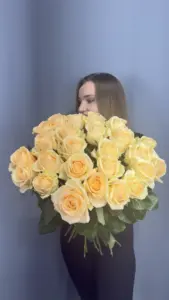 Букет из 25 кремовых роз 60 см