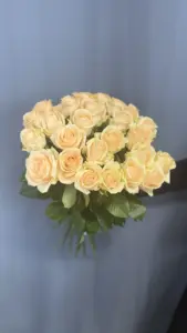Букет из 25 кремовых роз 60 см