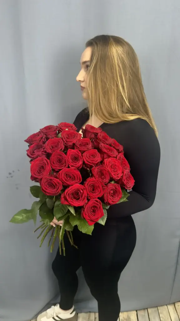 Монобукет из 25 красных роз 60 см