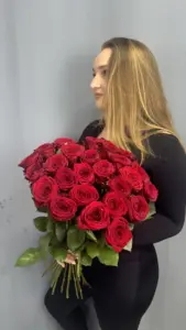 Монобукет из 25 красных роз 60 см