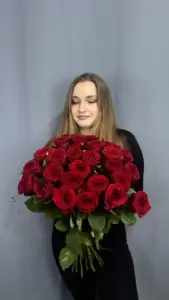 Монобукет из 25 красных роз 60 см