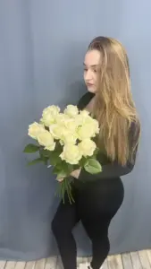 Букет из 15 белых роз 60 см