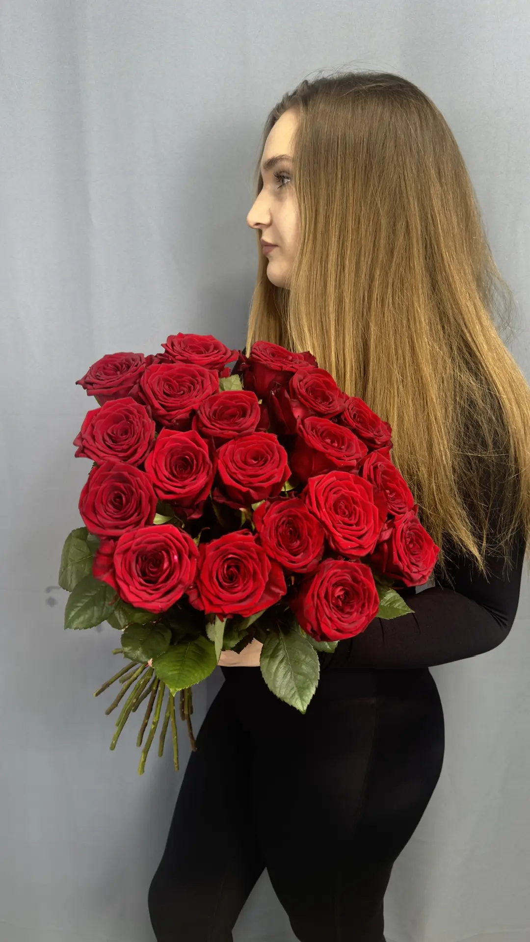 15 алых роз 60 см