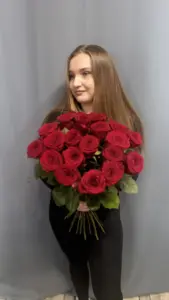 15 алых роз 60 см
