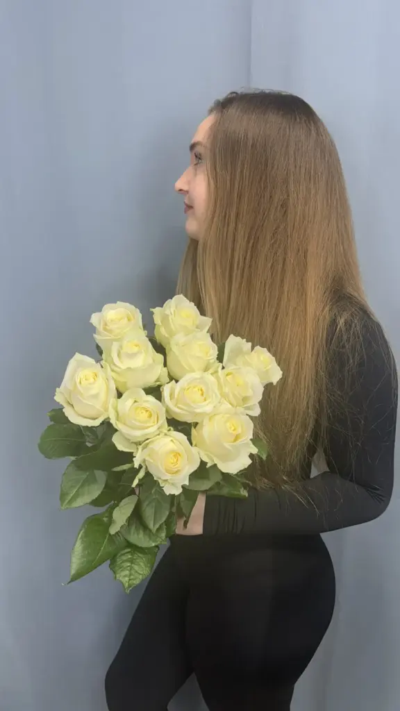 11 белых роз 60 см
