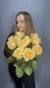 15 кремовых роз 60 см
