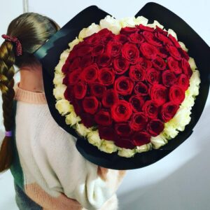 101 роза в виде огромного сердца
