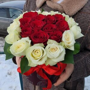 Композиция-сердце из красных и белых роз в коробке