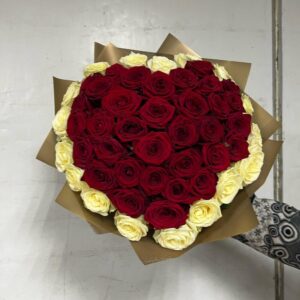 75 красные + белые розы в виде сердца