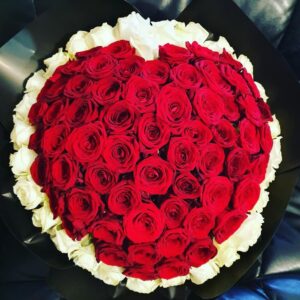 101 роза в виде огромного сердца