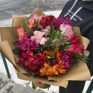 11 альстромерий с фисташкой в дизайнерской упаковке