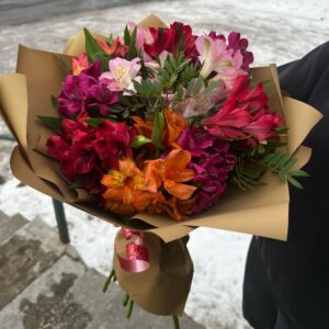 11 альстромерий с фисташкой в дизайнерской упаковке