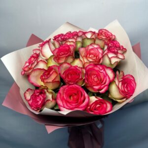 17 двухцветных роз