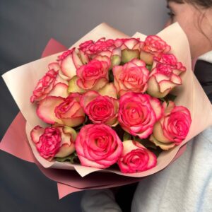 17 двухцветных роз