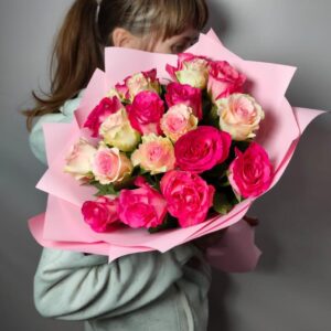 21 роза розовая с малиновой