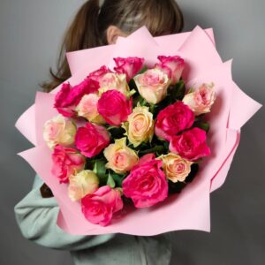 21 роза розовая с малиновой