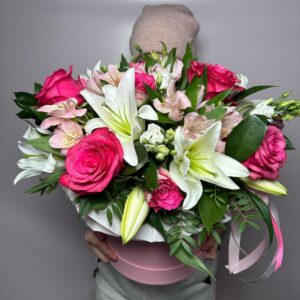 Композиция в шляпной коробке с лилией и розами