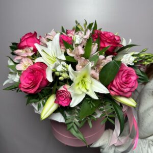 Композиция в шляпной коробке с лилией и розами