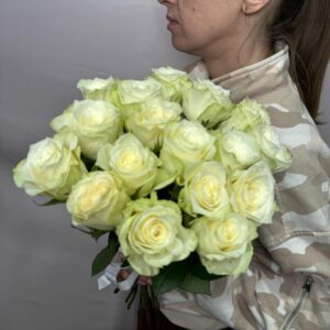 17 белых роз