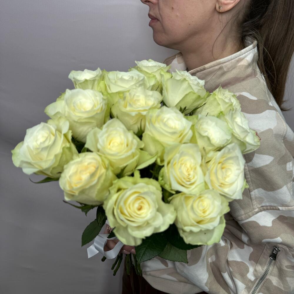 17 белых роз