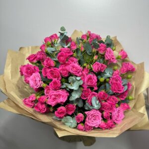 Букет из кустовой розы в крафте