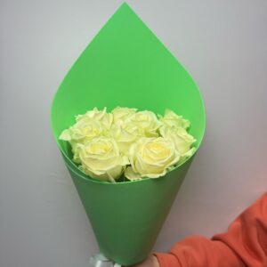 Букет из 9 белых роз в дизайнерской упаковке