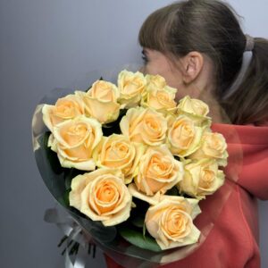 Букет из 15 кремовых роз