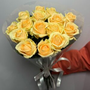Букет из 15 кремовых роз