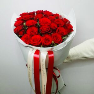Букет из 25 красных роз в стильной упаковке